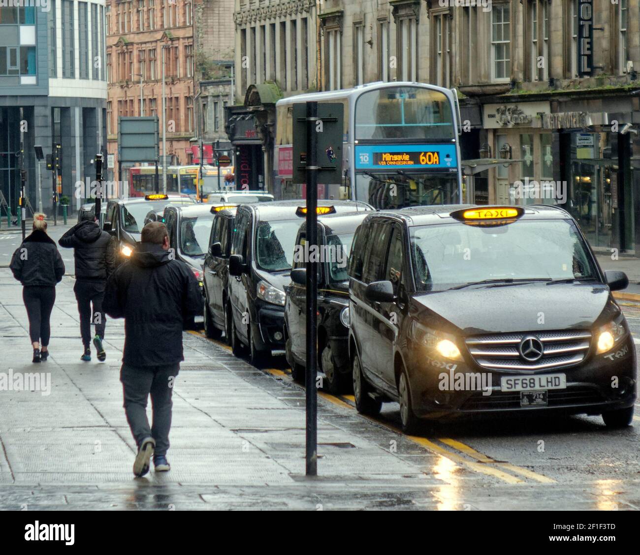 Glasgow, Écosse, Royaume-Uni 8 mars 2021. LockDown Monday a vu un centre-ville déconsidéré par les effets de la réglementation covid et de la pluie.les chauffeurs de taxi ont fait la queue dans l'espoir plutôt que de s'attendre à l'extérieur de la gare centrale car il y a peu d'affaires à faire. Crédit : Gerard Ferry/Alay Live News Banque D'Images