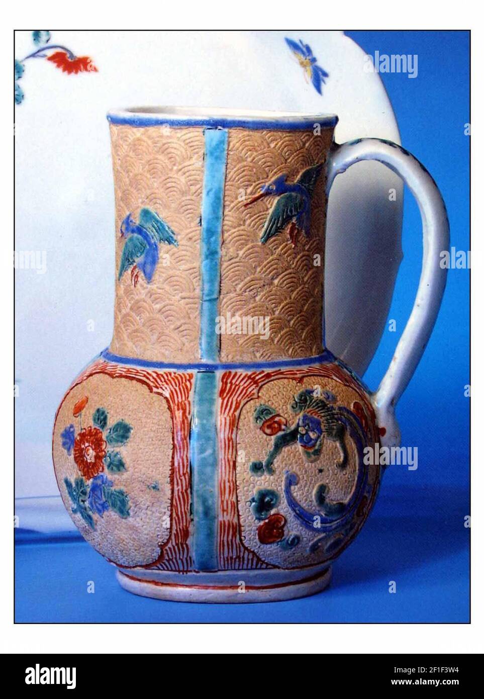 John Axford...Chef du département céramique et orientale, salles de vente Woolley et Wallis Salisbury.UNE tasse Kakaemon japonaise rare, environ 1670, 14 cm. Acheté au nom du musée Ashmolean, prix du marteau de 21,000. Pic David Sandison 12/8/2003 Banque D'Images