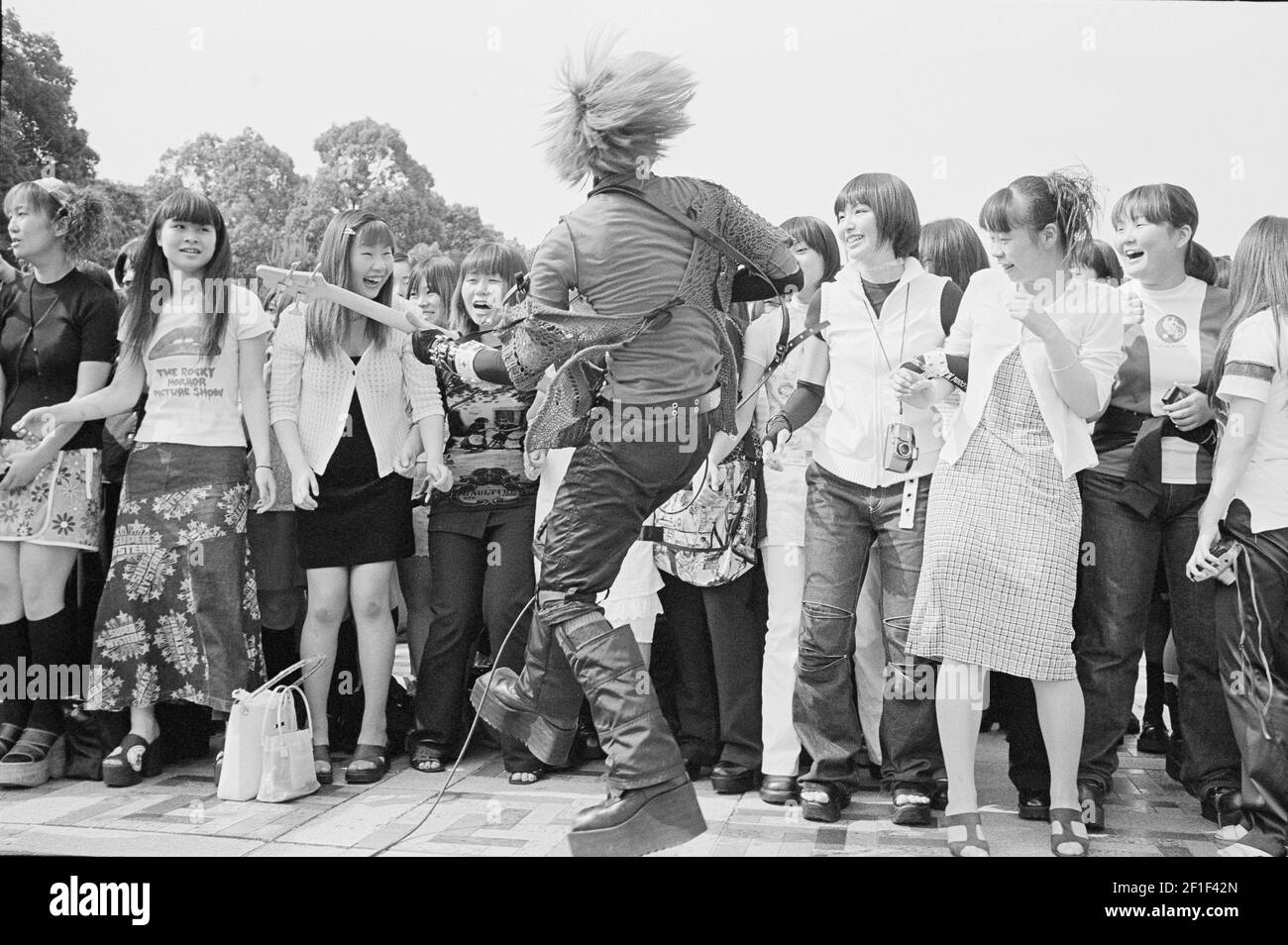 Des adolescents japonais regardant un concert gratuit au parc Yoyogi, Harajuku, Tokyo, Japon . Banque D'Images