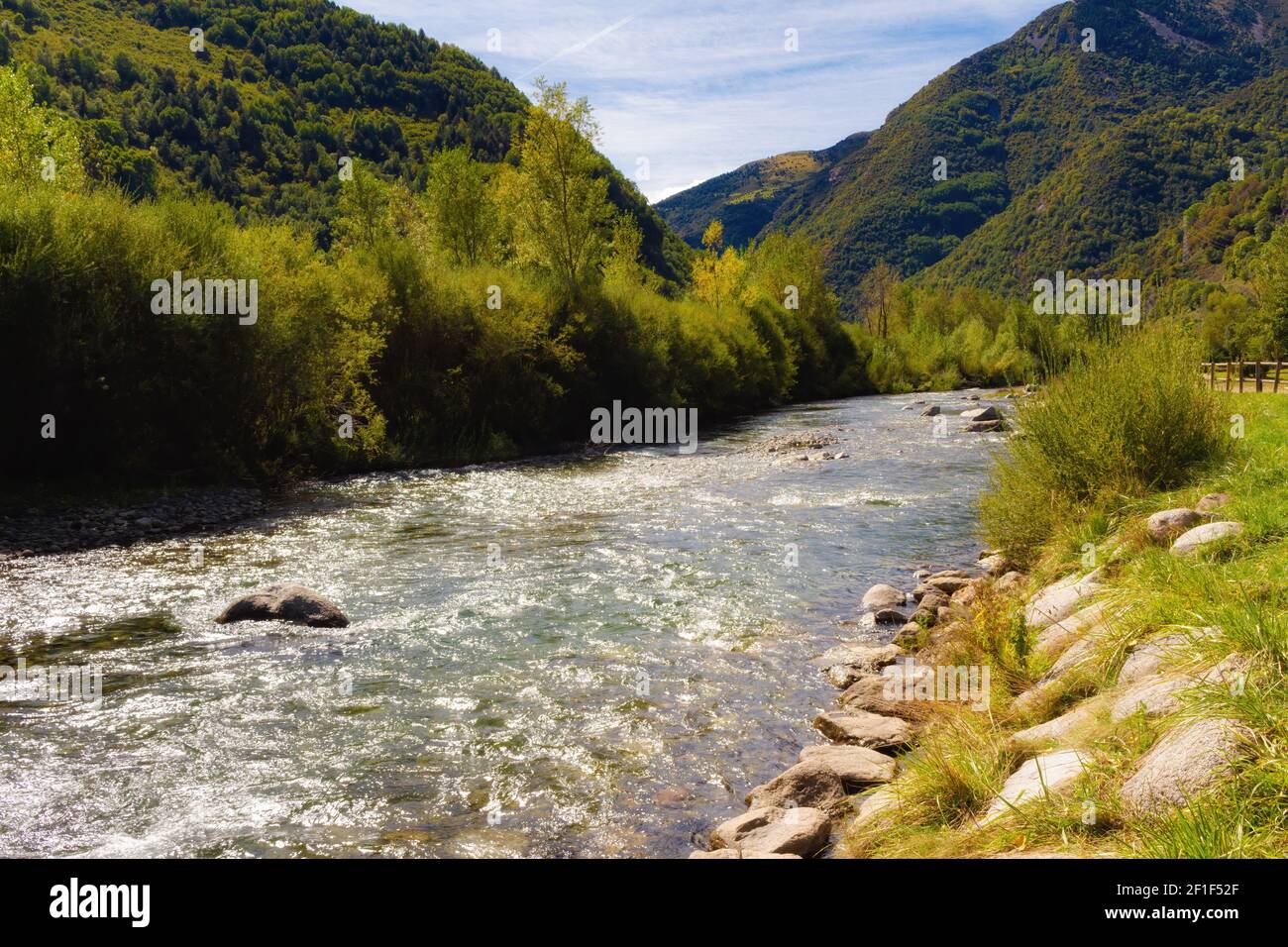 Vue sur la rivière Noguera de Tor qui traverse la ville de Barruera dans la vallée de Boi. - Catalogne, Espagne Banque D'Images