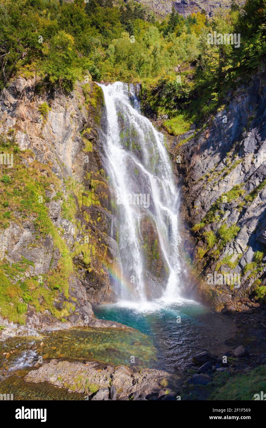 Vue sur la chute d'eau supérieure du Sauth deth Pish à Aros, Catalogne, Espagne Banque D'Images