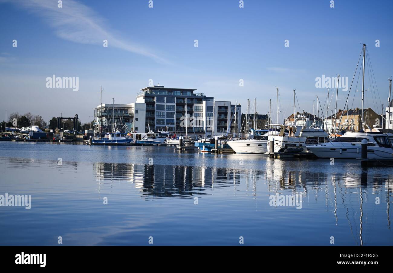 Belle vue sur le port ou la marina avec des bateaux et des yachts amarrés par une journée ensoleillée, Eastbourne Sovereign Harbour Banque D'Images