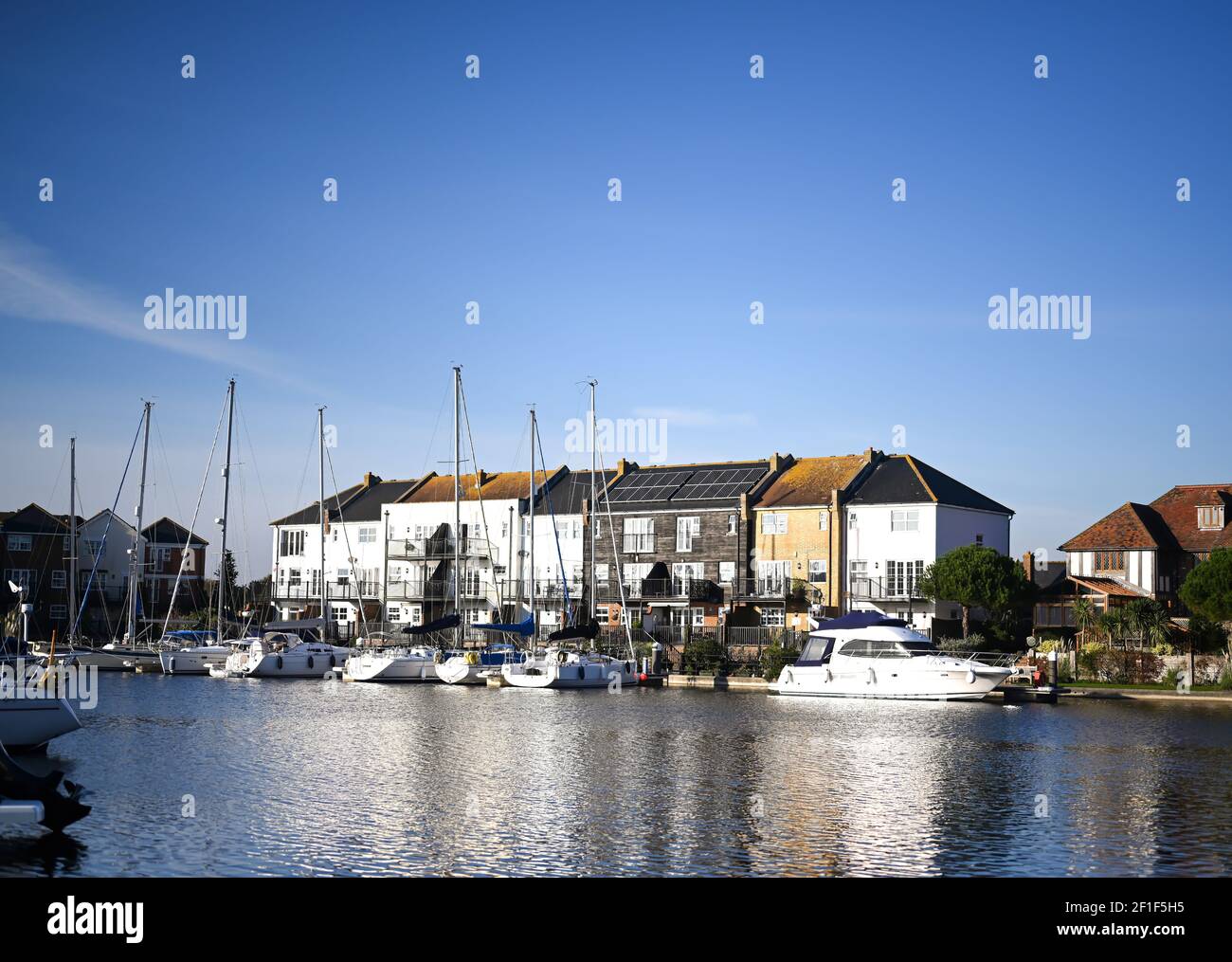 Port souverain Eastbourne avec yachts et maisons au bord de la rivière Banque D'Images