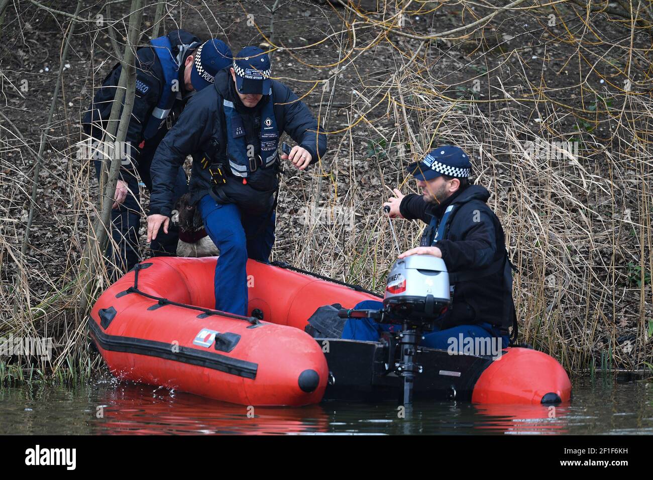 La police dans un bateau avec un chien renifleur recherche Mount Pond sur Clapham Common pour la femme disparue Sarah Everard, 33 ans, qui a quitté la maison d'un ami à Clapham, dans le sud de Londres, mercredi soir vers 21h et a commencé à marcher jusqu'à Brixton. Date de la photo: Lundi 8 mars 2021. Banque D'Images