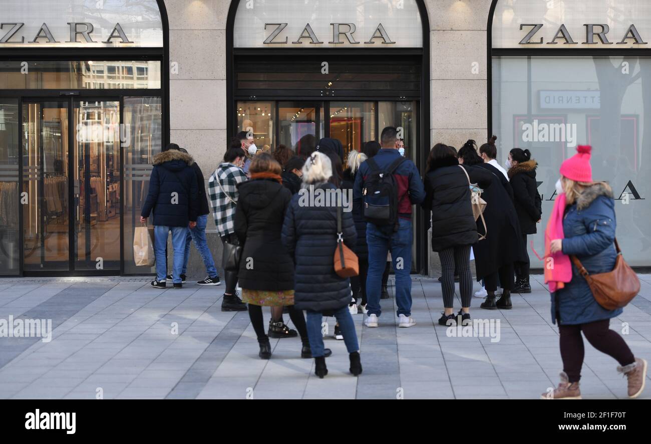 Munich, Allemagne. 08 mars 2021. Les clients attendent leur tour devant un magasin du centre-ville de Munich. Les derniers relaxations des mesures contre Corona incluent, par exemple, l'ouverture de magasins. Credit: Angelika Warmuth/dpa/Alamy Live News Banque D'Images