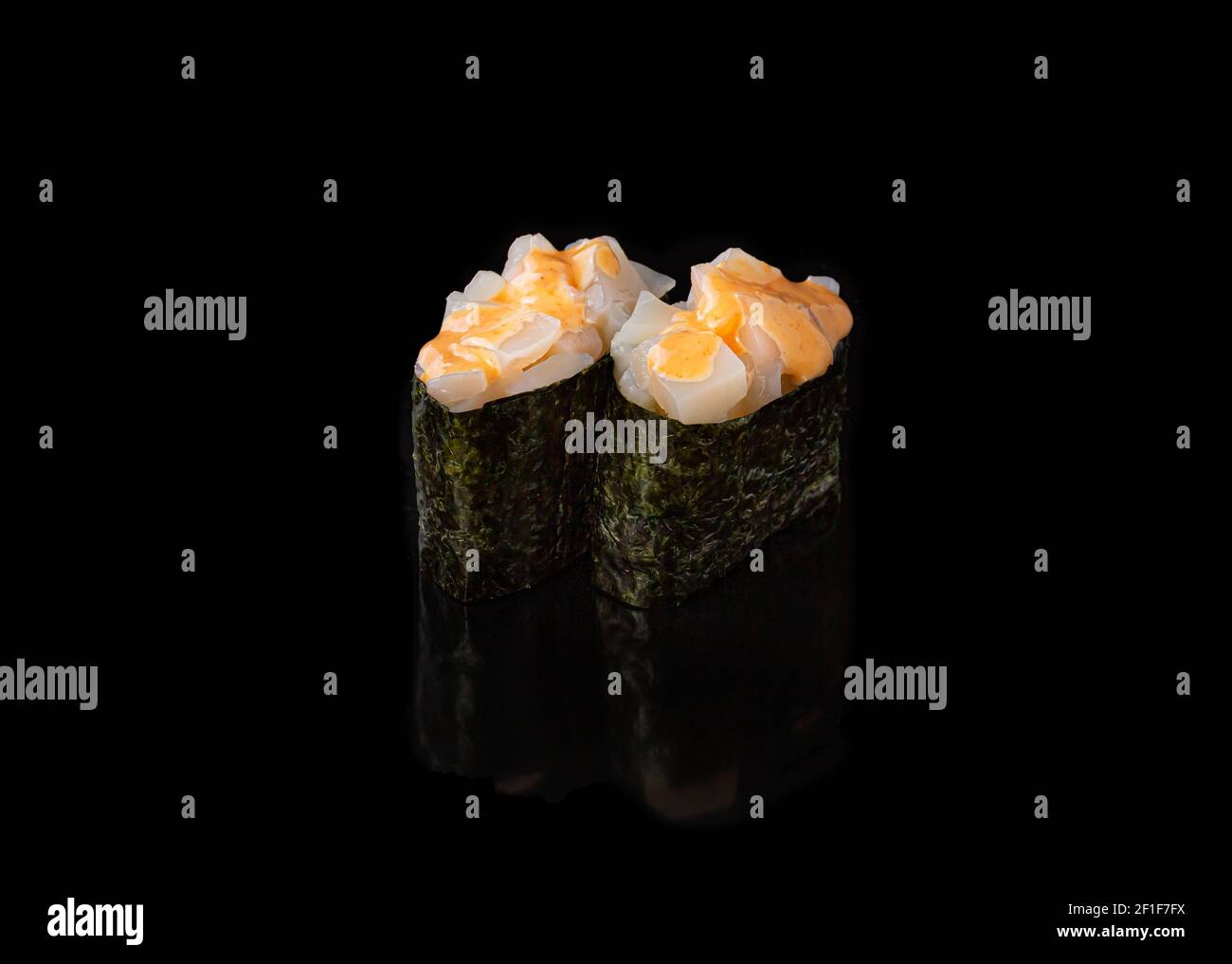 Sushi maki Gunkan avec fond noir Banque D'Images