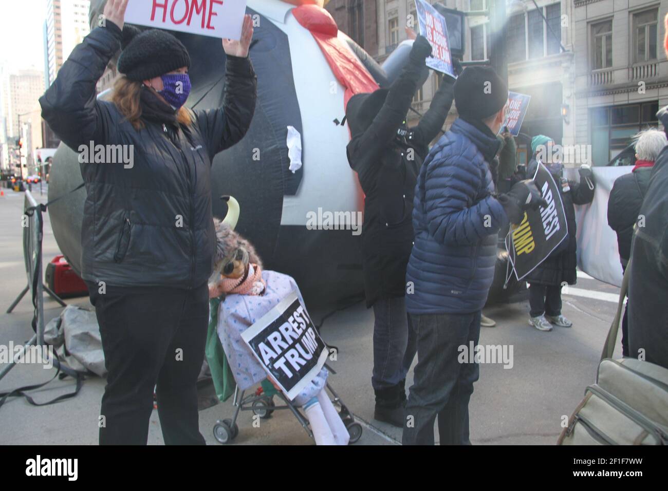 New York, États-Unis. 8 mars 2021. NOVA YORK (EUA), 08/03/2021 - O EX PRESIDENTE DONALD TRUMP ESTA DE VOLTA A NOVA YORK PELA PRIMEIRA VEZ DEPOIS DE DEIXA A CASA BRANCA - O ex-presidente dos EUA Donald Trump chegou ontem a noite em Nova York em sua Trump Tower na 5Ã‚Âª Avenida Pela primeira vez apos deixar a Casa Branca. Alguns manifeste se aglomeram em frente a Torre protstando contra ele. Ha presenca de policiais da NYPD pas local. Crédit: Niyi Fote/TheNEWS2/ZUMA Wire/Alay Live News Banque D'Images