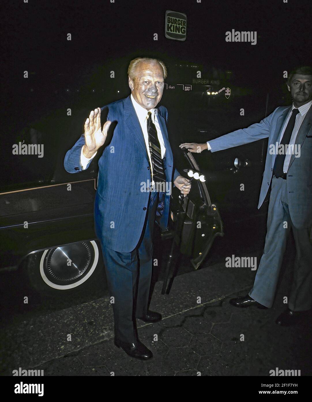 Chicago, Illinois, États-Unis le 16 juillet 1986 l'ancien président Gerald R. Ford arrive à la collecte de fonds républicaine avec un cadeau de putter de golf pour le gouverneur de l'Illinois Jim Thompson crédit: Mark Reinstein/MediaPunch Banque D'Images