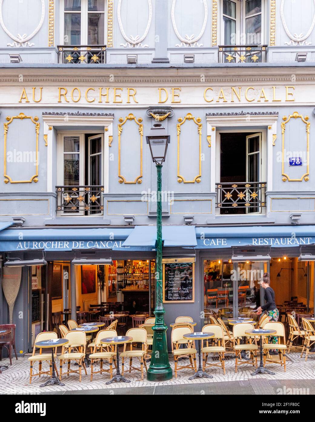 Tables de table au Rocher de Cancale (b 1846) - un café/restaurant traditionnel dans la rue Montorgueil dans le 2ème arrondissement de Paris, France Banque D'Images