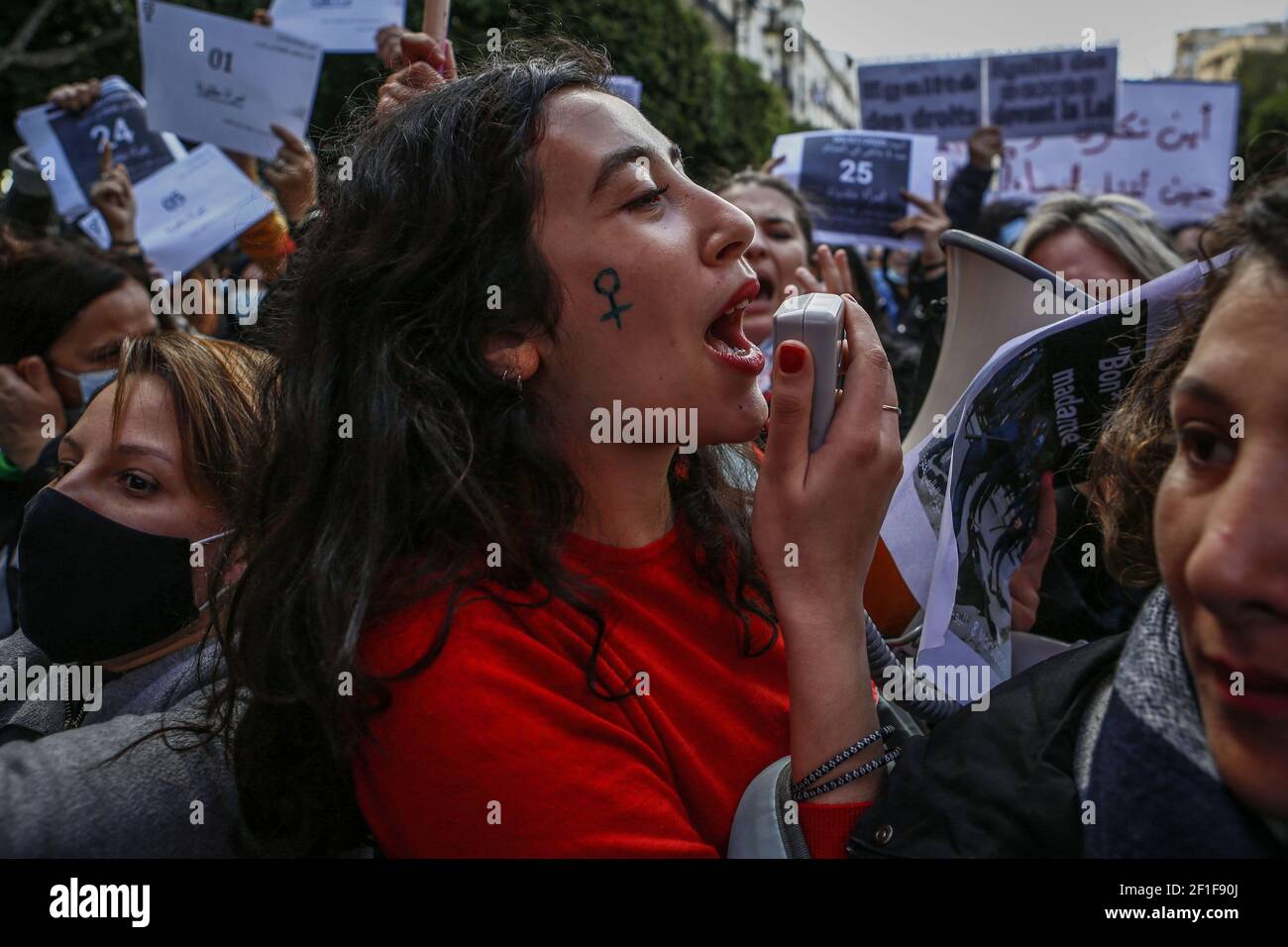 Alger, Algérie. 08 mars 2021. Les femmes algériennes criaient des slogans lors d'une manifestation antigouvernementale organisée à l'occasion de la Journée internationale de la femme. Des milliers de personnes ont manifesté à Alger et dans d'autres villes du pays pour confirmer la reprise des manifestations de masse, communément appelées le mouvement Hirak, qui ont poussé Abdelaziz Bouteflika, le dirigeant de longue date, à quitter ses fonctions en avril 2019. Credit: Farouk Batiche/dpa/Alay Live News Banque D'Images