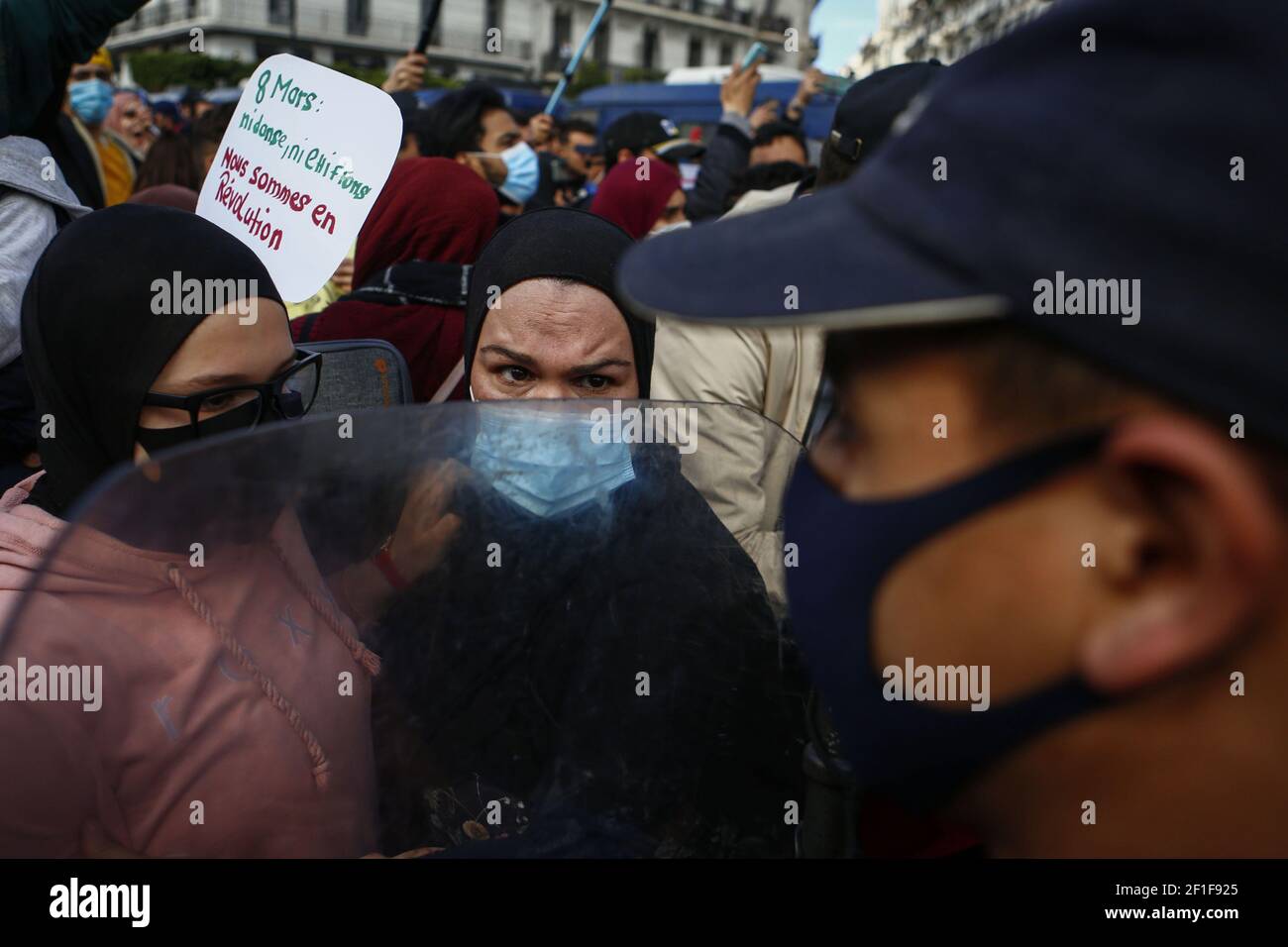 Alger, Algérie. 08 mars 2021. Des femmes algériennes s'escarmouche avec des policiers lors d'une manifestation anti-gouvernementale organisée à l'occasion de la Journée internationale de la femme. Des milliers de personnes ont manifesté à Alger et dans d'autres villes du pays pour confirmer la reprise des manifestations de masse, communément appelées le mouvement Hirak, qui ont poussé Abdelaziz Bouteflika, le dirigeant de longue date, à quitter ses fonctions en avril 2019. Credit: Farouk Batiche/dpa/Alay Live News Banque D'Images