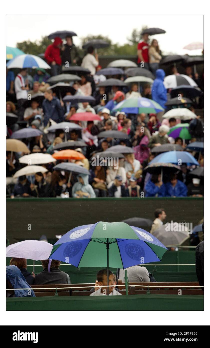 Premier jour de Wimbledon... Après 20 min du premier match, la pluie a arrêté de jouer... pic David Sandison 21/6/2004 Banque D'Images