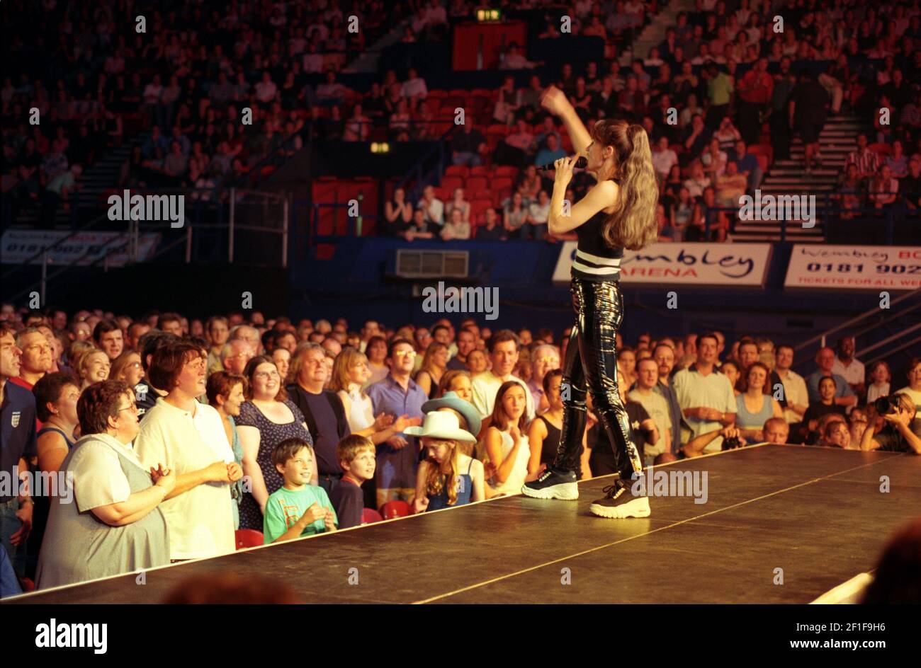 Shania Twain en concert à Wembley Arena à Londres, Royaume-Uni. 8 juillet 1999 Banque D'Images