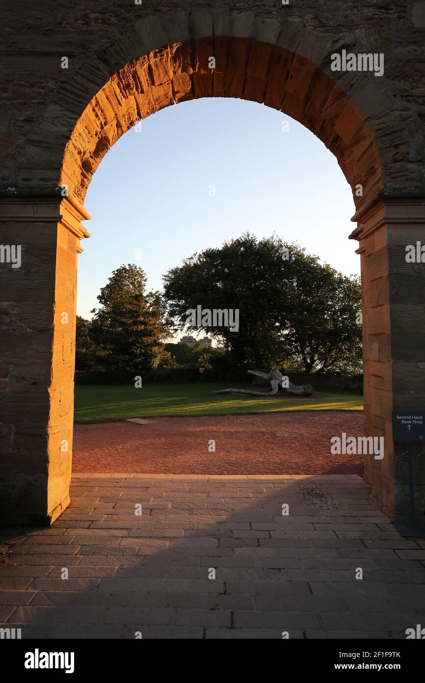 Château de Culzean, Ayrshire, Écosse, Royaume-Uni, vue autour à travers l'arcade à la ferme de Home vers le château Banque D'Images