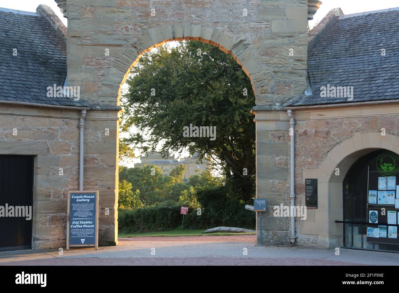 Château de Culzean, Ayrshire, Écosse, Royaume-Uni, vue autour à travers l'arcade à la ferme de Home vers le château Banque D'Images