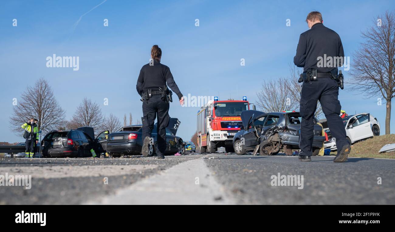 Ronnenberg, Allemagne. 08 mars 2021. Les voitures sont garées après un accident sur la Bundesstraße 217 dans la région de Hanovre. Deux policiers se rendent sur les lieux de l'accident. Plusieurs véhicules sont entrés en collision sur le B217 dans l'après-midi. Au moins six personnes ont été blessées, certaines grièvement. Credit: Julian Stratenschulte/dpa - ATTENTION: Les plaques d'immatriculation ont été pixelated pour des raisons de confidentialité/dpa/Alay Live News Banque D'Images