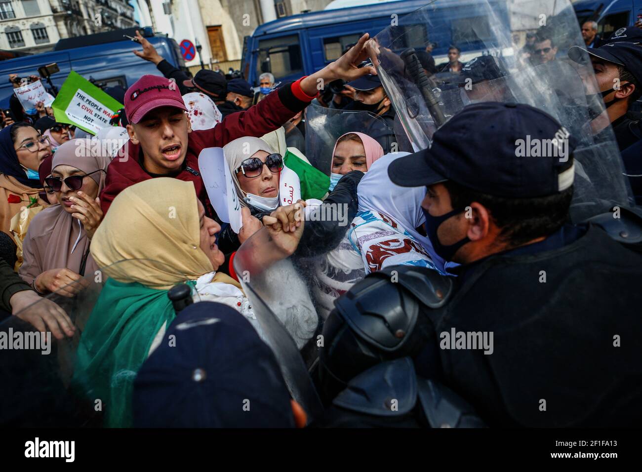 Alger, Algérie. 08 mars 2021. Des femmes algériennes s'escarmouche avec des policiers lors d'une manifestation anti-gouvernementale organisée à l'occasion de la Journée internationale de la femme. Des milliers de personnes ont manifesté à Alger et dans d'autres villes du pays pour confirmer la reprise des manifestations de masse, communément appelées le mouvement Hirak, qui ont poussé Abdelaziz Bouteflika, le dirigeant de longue date, à quitter ses fonctions en avril 2019. Credit: Farouk Batiche/dpa/Alay Live News Banque D'Images