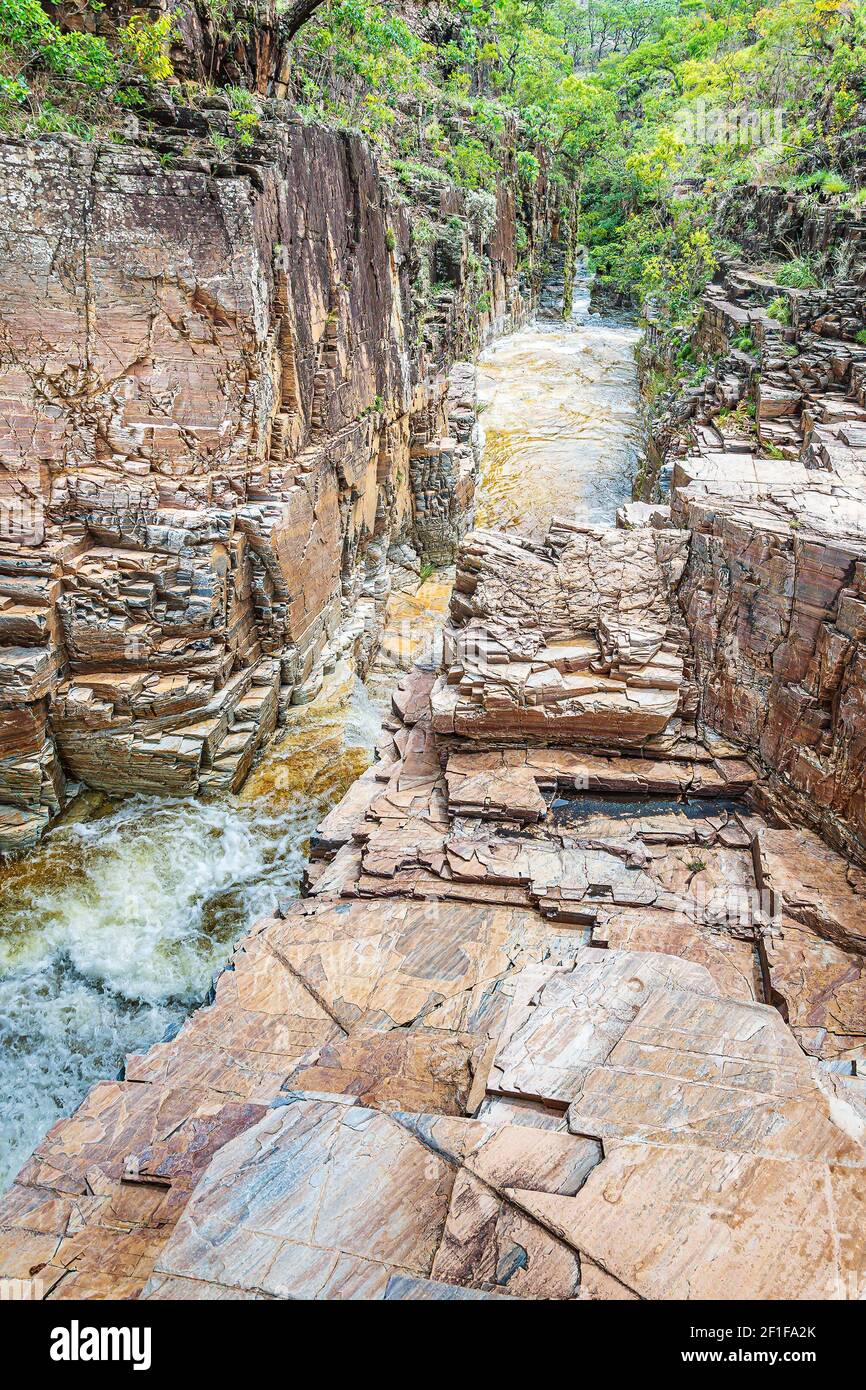 Capitólio - MG, Brésil - 10 décembre 2020 : beautés naturelles de Canela de EMA, destination touristique de Minas Gerais. Jet d'eau en cours d'exécution par le Banque D'Images