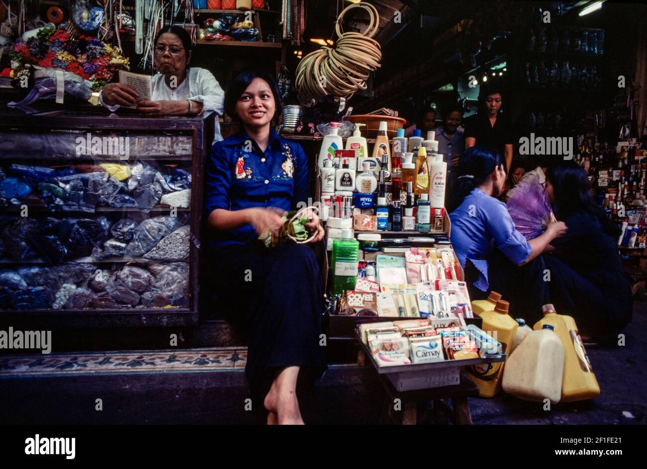 Une cabine de cosmétiques avec des marchandises importées dans le marché principal de la ville, Ho Chi Minh ville, Vietnam, juin 1980 Banque D'Images