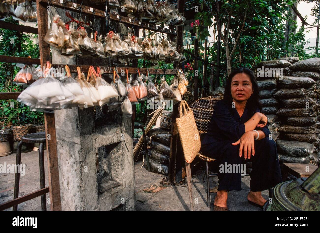 Un vendeur d'épices de rue, Ho Chi Minh ville, Vietnam, juin 1980 Banque D'Images