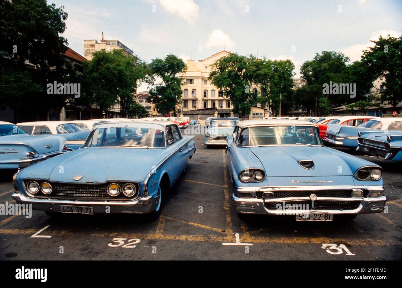 De grandes voitures américaines à forte consommation d'essence laissées derrière elles après la guerre du Vietnam, Ho Chi Minh ville, Vietnam, juin 1980 Banque D'Images
