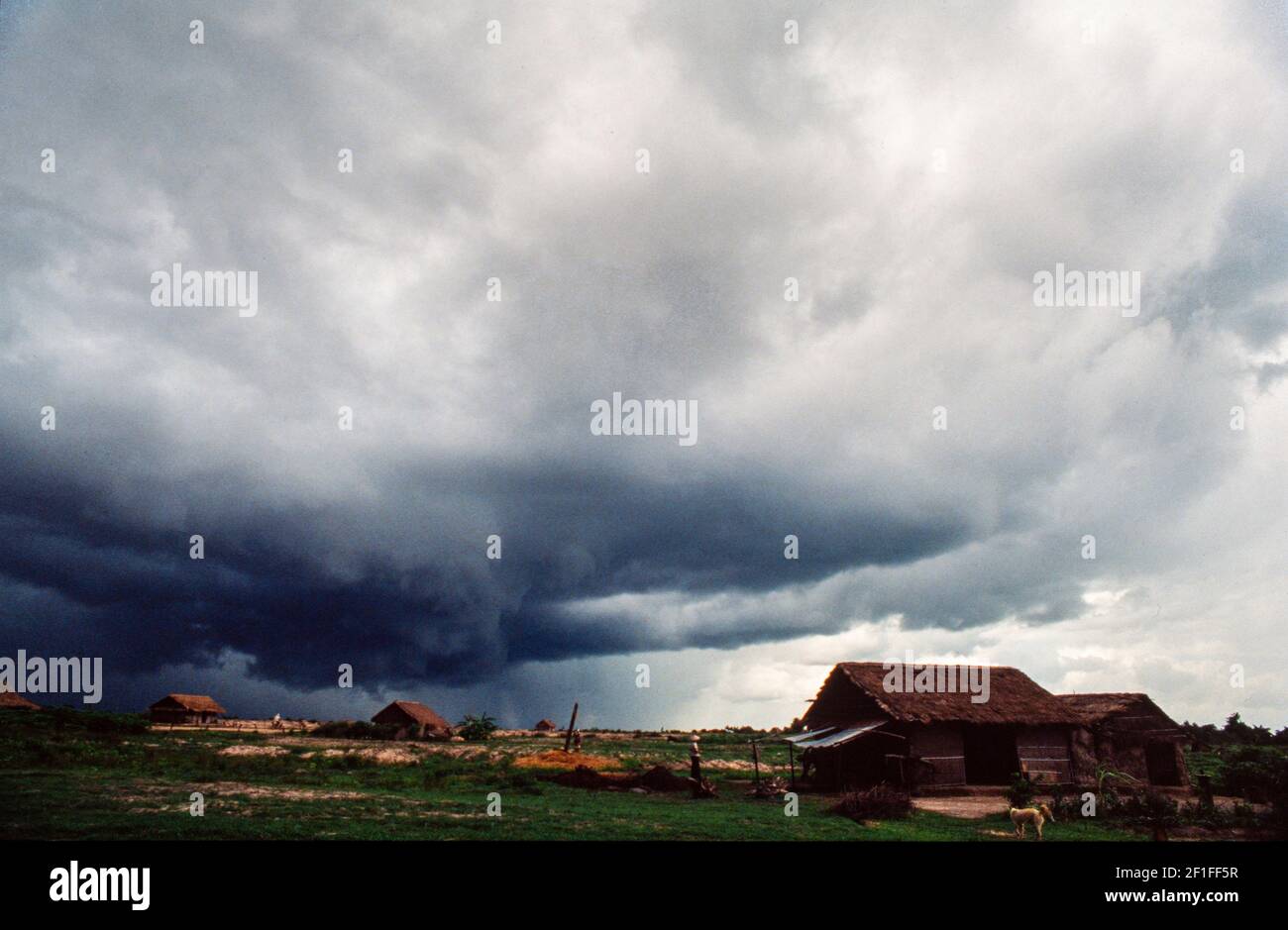Un nuage de mousson approchant, rural Sud Vietnam, juin 1980 Banque D'Images