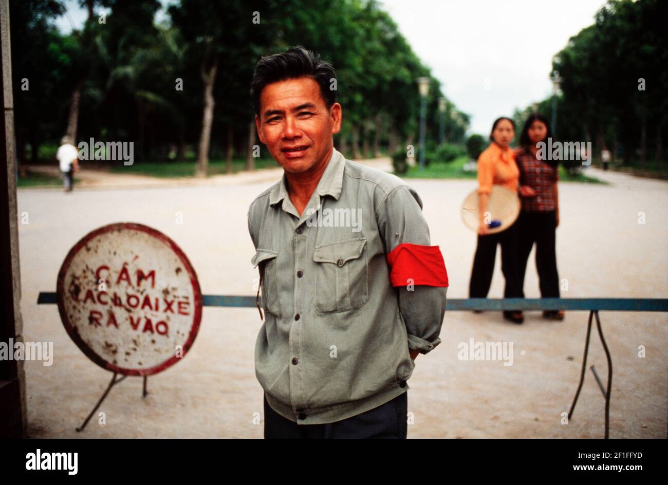 Un policier de la circulation, Ho Chi Minh ville, Vietnam, juin 1980 Banque D'Images