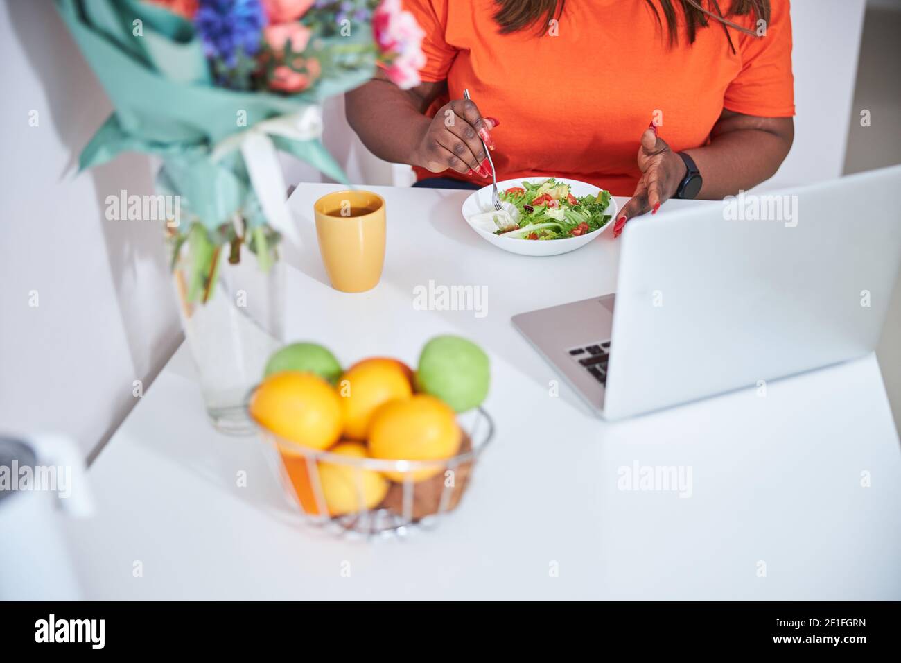 Femme de taille plus ayant un petit déjeuner propre dans sa cuisine Banque D'Images