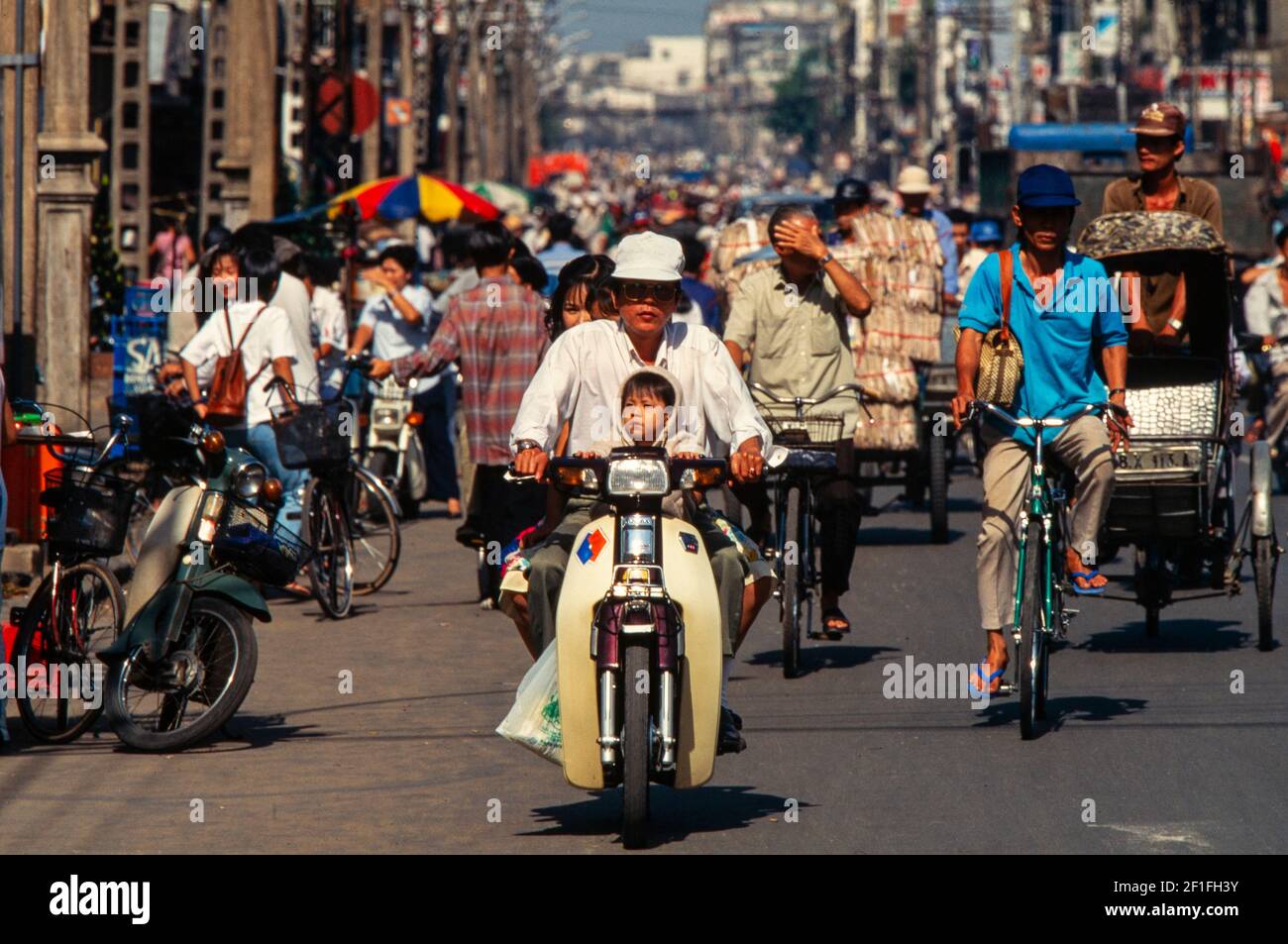 Les cycles à moteur dominent le trafic intense dans le centre de Ho Chi Minh ville, octobre 1995 Banque D'Images