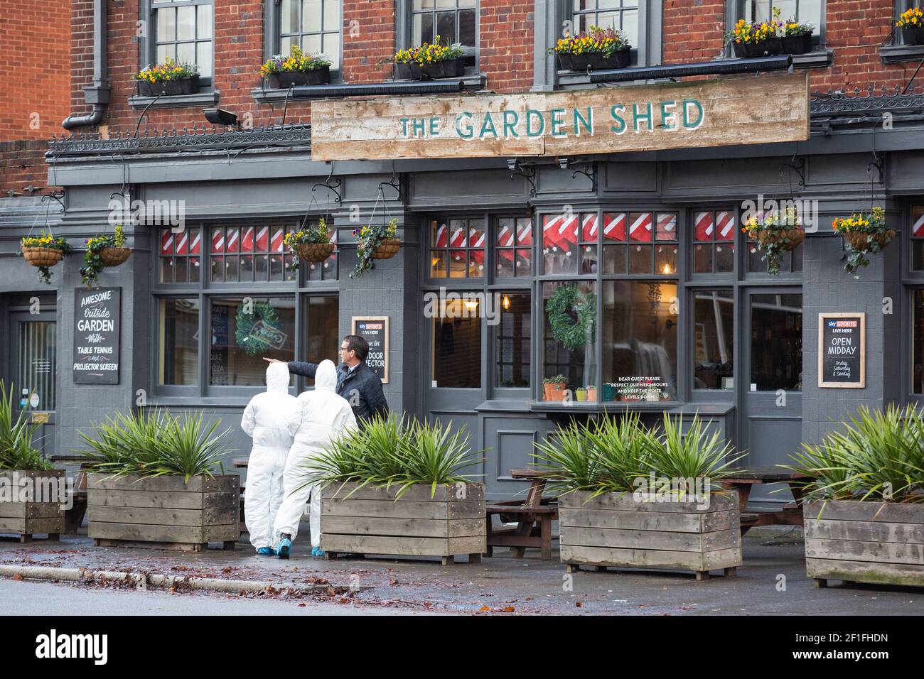 Scènes d'officiers de police photographiées près du pub Garden Shed sur Haydons Road, Wimbledon, à la suite d'une opération de police et de fusillades dans la région le 3 décembre 2018. Le crédit photo devrait se lire comme suit : Katie Collins/EMPICS/Alay Banque D'Images