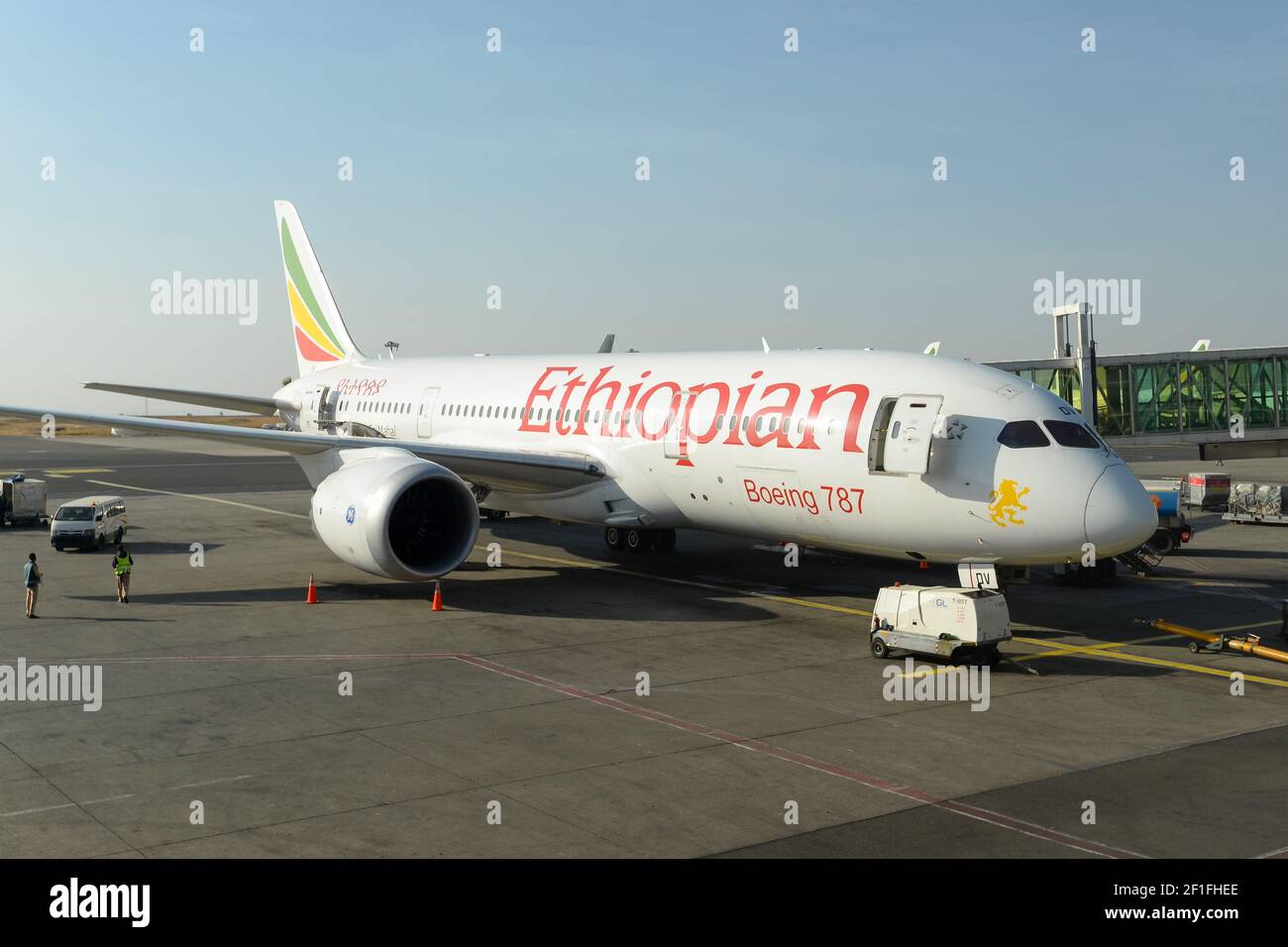 Avion Boeing 787 d'Ethiopian Airlines stationné à l'aéroport international de Bole d'Addis-Abeba en Éthiopie. B787 avion Dreamliner. Banque D'Images