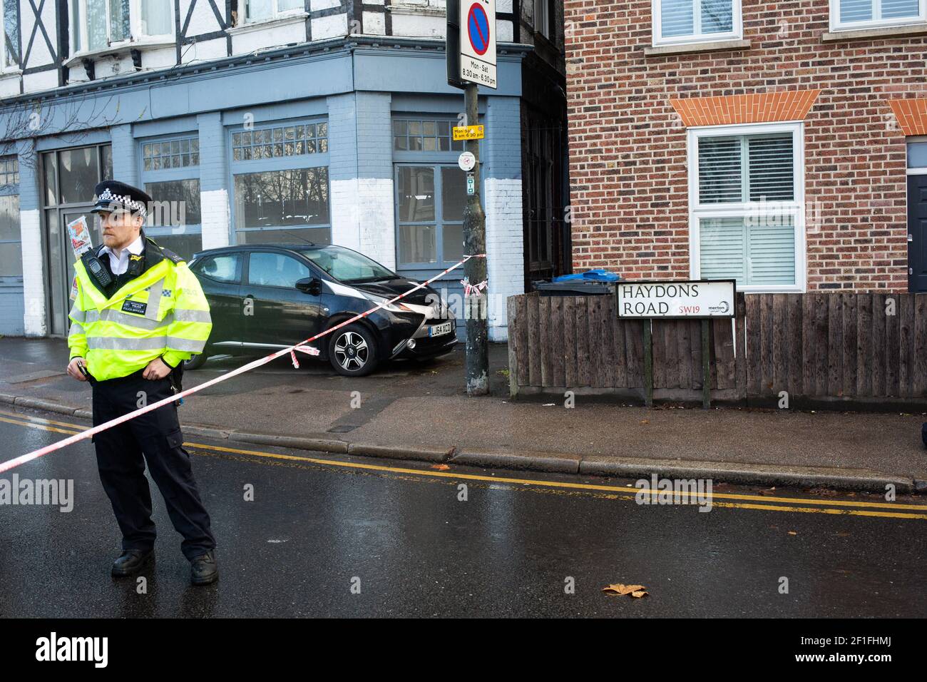 Vue générale d'un policier et d'un cordon sur Haydons Road, Wimbledon, à la suite d'une opération de police et de fusillades dans la région le 3 décembre 2018. Le crédit photo devrait se lire comme suit : Katie Collins/EMPICS/Alay Banque D'Images