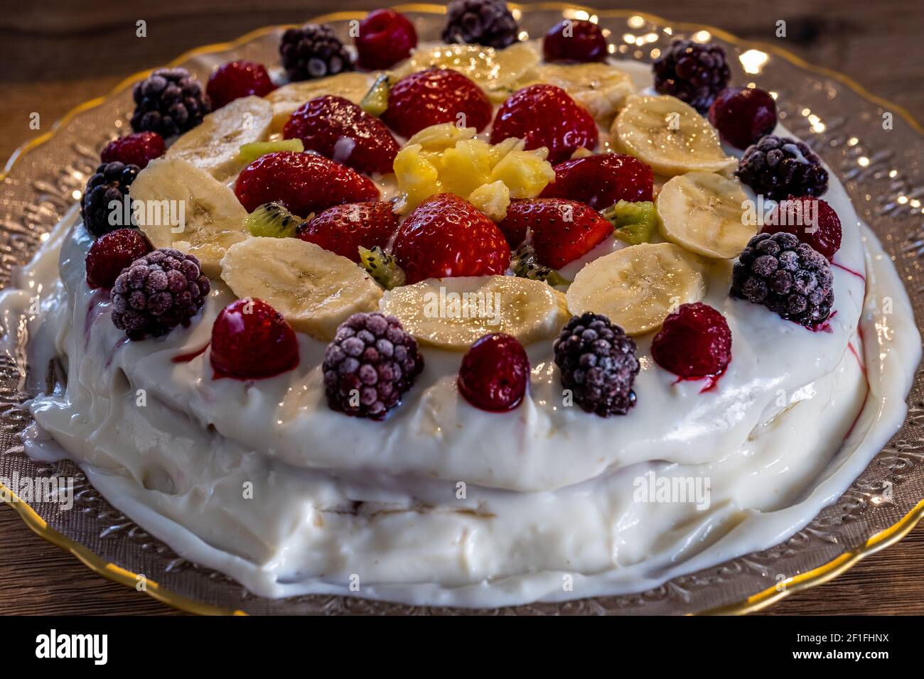 Gateau Aux Fruits Avec Fraise Banane Cerise Kiwi Mure Et Ananas Photo Stock Alamy Gateau Aux Fruits Avec Fraise Banane Cerise Kiwi Mure Et Ananas Photo Stock Alamy