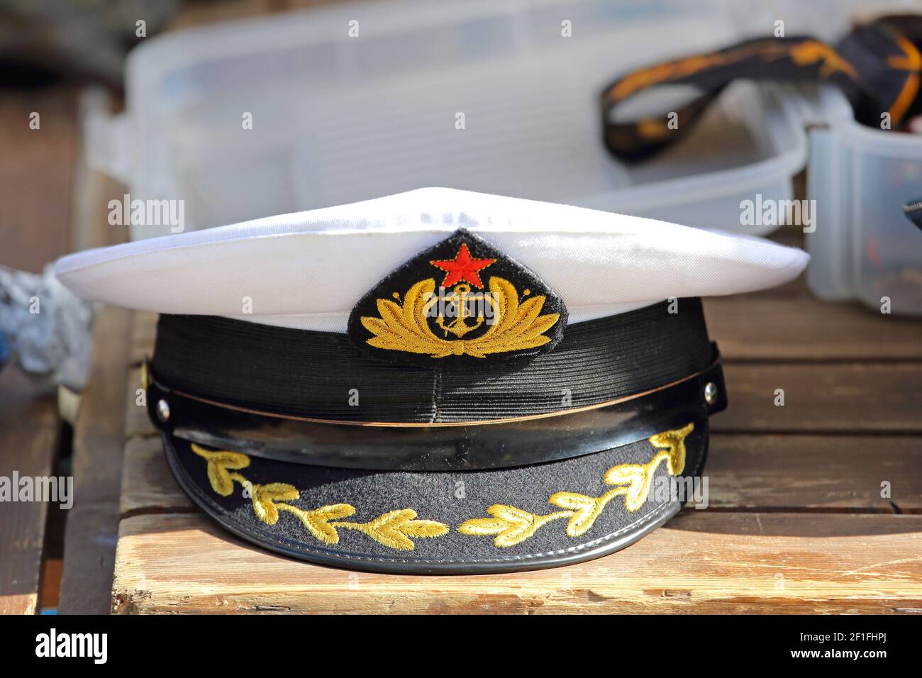 Ljubljana, Slovénie - 12 octobre 2014 : chapeau de marine de la vieille Yougoslavie avec symbole étoile rouge au marché des antiquaires de Ljubljana, Slovénie. Banque D'Images