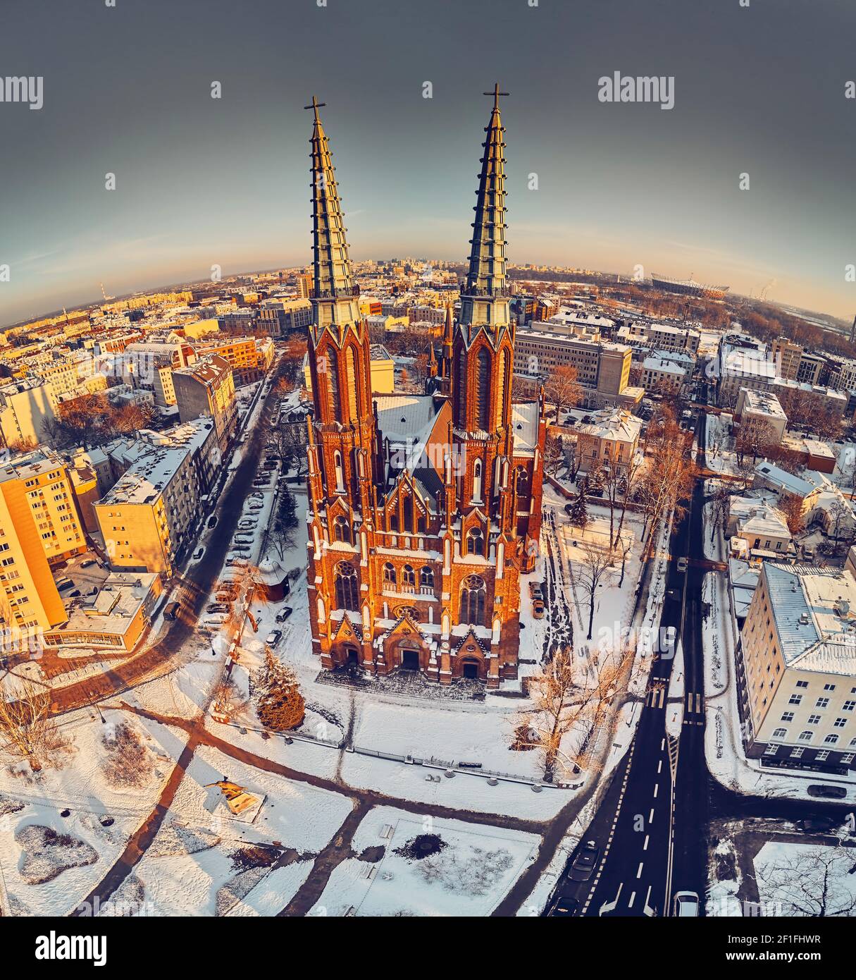 Magnifique vue panoramique sur drone aérienne jusqu'à la cathédrale Saint-Florian, Varsovie, Pologne, UE Banque D'Images