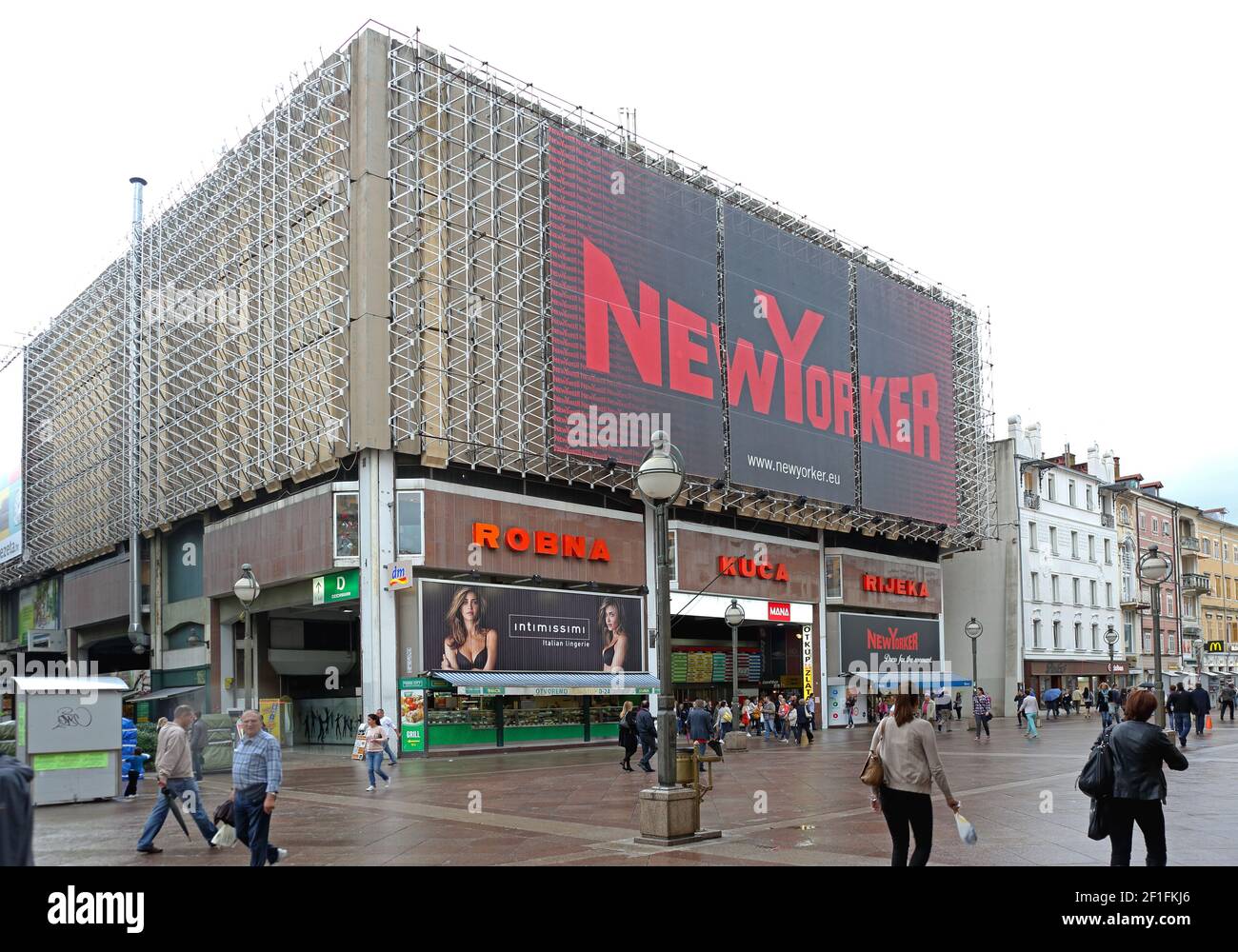 Rijeka, Croatie - 17 octobre 2014: Big Shopping Mall New Yorker NBillboard à Korzo Street à Rijeka, Croatie. Banque D'Images