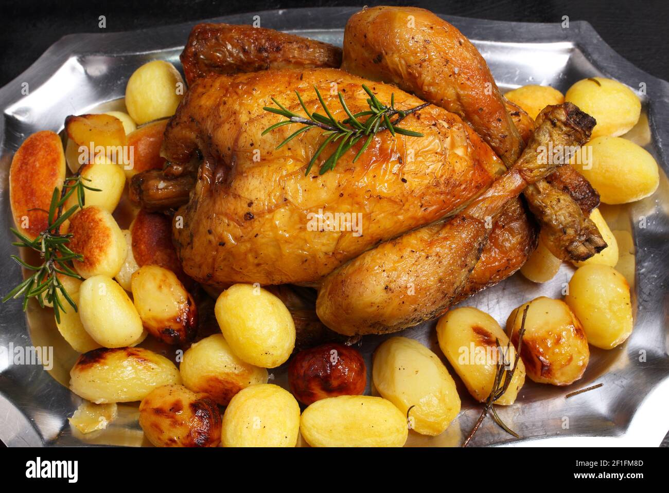 Poulet Campese cuit sur une broche avec un accompagnement de pommes de  terre cuites au four Photo Stock - Alamy