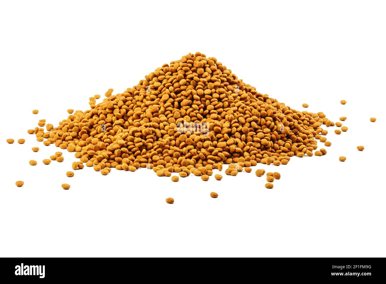 grande pile de croquettes sèches pour chats - isolées sur fond blanc. Banque D'Images