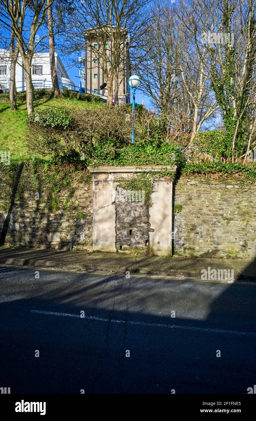 Bloqué hors de la porte dans le vieux mur de pierre Manx avec le Manx musée au-dessus de la colline Banque D'Images