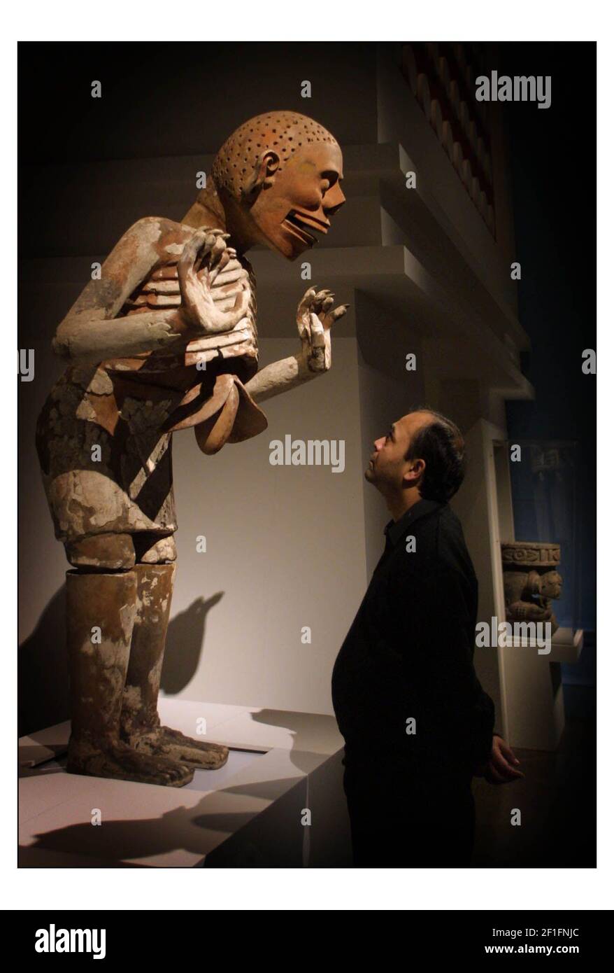 L'exposition de la Royal Academy consacrée aux richesses culturelles du passé AZTÈQUE du Mexique s'ouvre le 16 novembre Mictlantecuhtli 1480 Aztec a tiré de l'argile, du stuc et de la peinture. Une des deux seules sculptures en existence cette sculpture représente le Seigneur de Deathpic David Sandison 12/11/2002 Banque D'Images