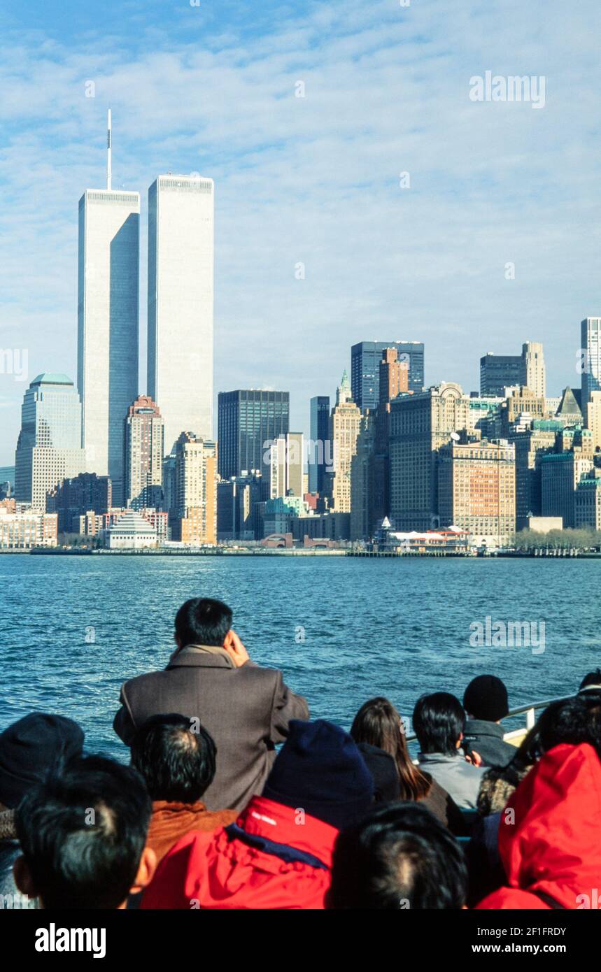 1999 - New York Skyline depuis le Battery Park - Liberty Island Ferry traverse la rivière Hudson avec le WTC Deux tours du New York World Trade Center et Lower Manhattan Skyline prise en 1999 USA America Banque D'Images