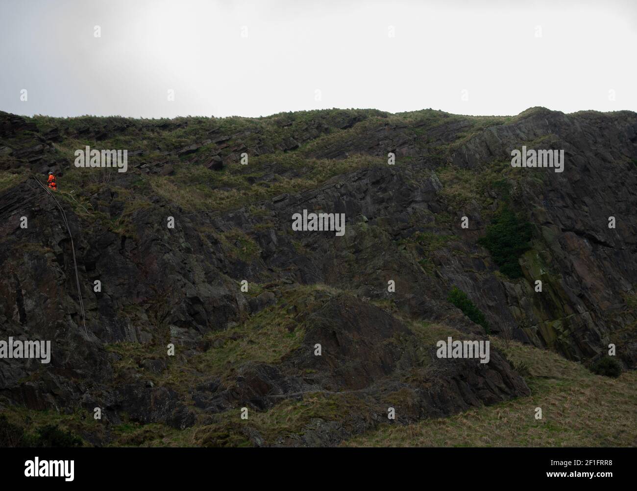 Édimbourg, Écosse, Royaume-Uni. 8 mars 2021. Un ouvrier se rendant à ses collègues au sommet de la « route radicale » sur Arthur's Seat, Édimbourg, 8 mars 2021. La route radicale est fermée en raison du risque continu de chute de roches. 65 tonnes de roche sont tombées sur le sentier en un an, selon l'Écosse historique qui surveille la situation. Credit: Gayle McIntyre/Alamy Live News Banque D'Images