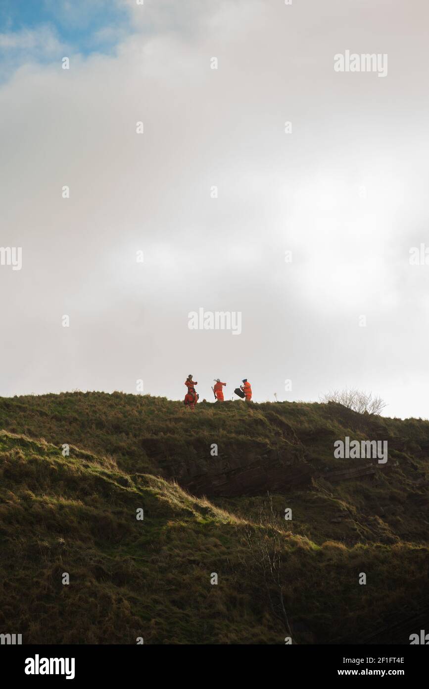 Édimbourg, Écosse, Royaume-Uni. 8 mars 2021. Des ouvriers qui discutent au sommet de la « route radicale » sur Arthur's Seat, Édimbourg, 8 mars 2021. La route radicale est fermée en raison du risque continu de chute de roches. 65 tonnes de roche sont tombées sur le sentier en un an, selon l'Écosse historique qui surveille la situation. Credit: Gayle McIntyre/Alamy Live News Banque D'Images