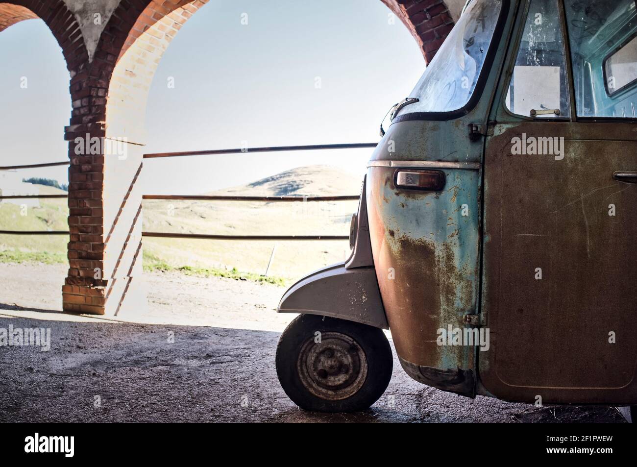 06-11-2020 Vicenza, Italie: Piaggio APE 500 MP. Petite voiture ancienne abandonnée, vieille école, design italien Banque D'Images