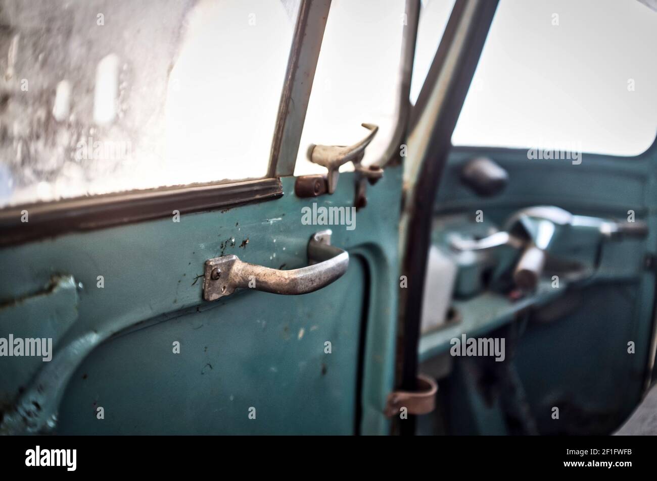 06-11-2020 Vicenza, Italie: Piaggio APE 500 MP. Poignée de petite voiture ancienne abandonnée, vieille école, design italien Banque D'Images