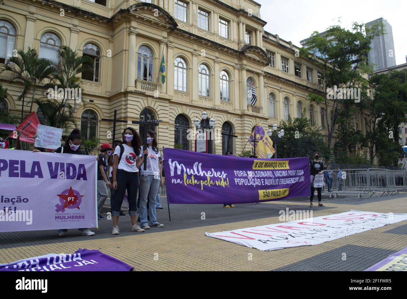 Sao Paulo, Sao Paulo, Brésil. 8 mars 2021. (INT) protestation contre le président brésilien à Sao Paulo. 8 mars 2021, Sao Paulo, Brésil: Un groupe de manifestants proteste contre le Président brésilien, Jair Bolsonaro, devant le Département de l'éducation de Sao Paulo, à la place Republica, dans la région centrale de Sao Paulo.Credit: Leco Viana/Thenews2 Credit: Leco Viana/TheNEWS2/ZUMA Wire/Alay Live News Banque D'Images