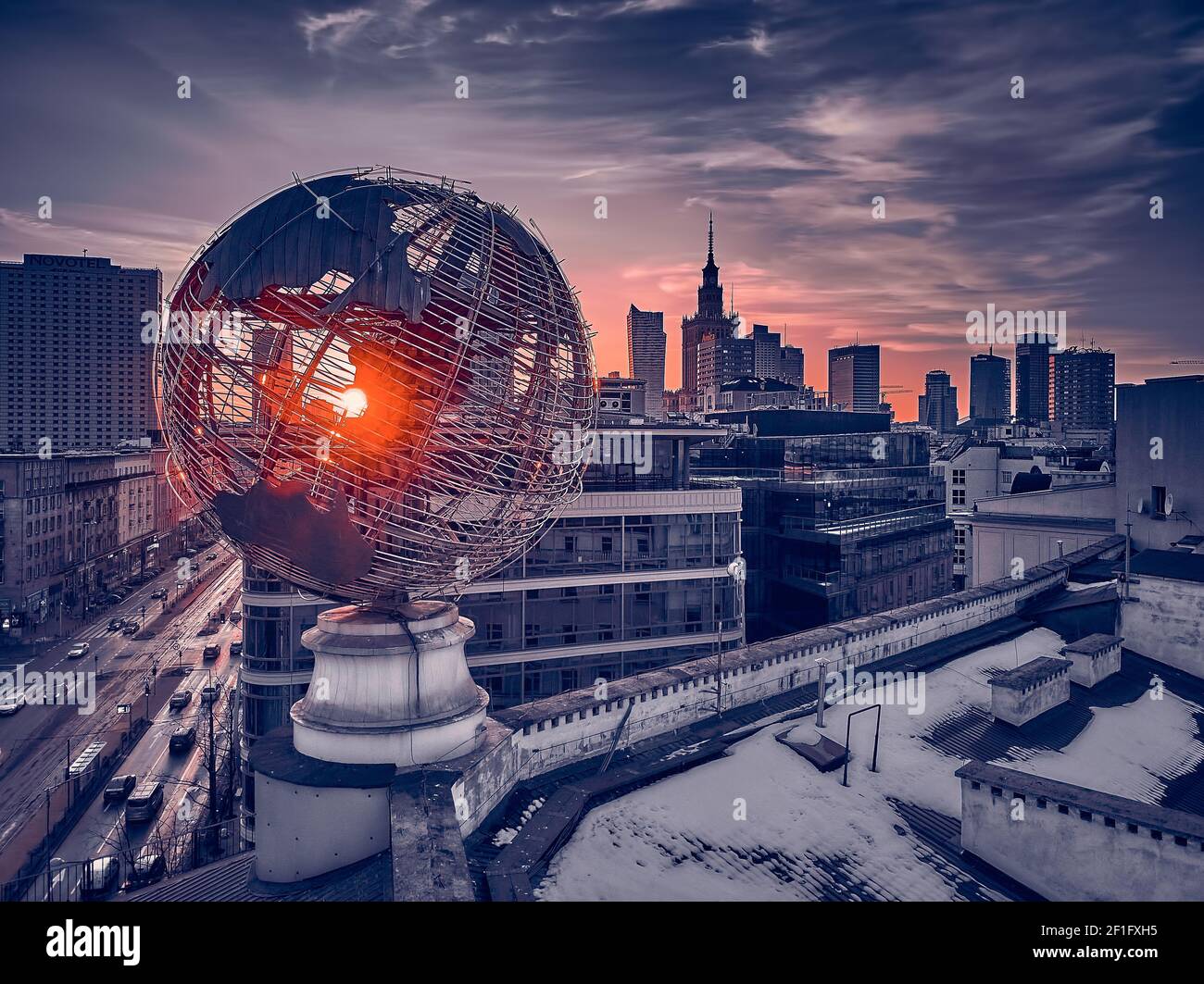 Magnifique vue panoramique sur la ligne d'horizon du drone depuis le coucher du soleil Centre ville avec gratte-ciel du centre ville de Varsovie et globe métallique sur la construction Banque D'Images