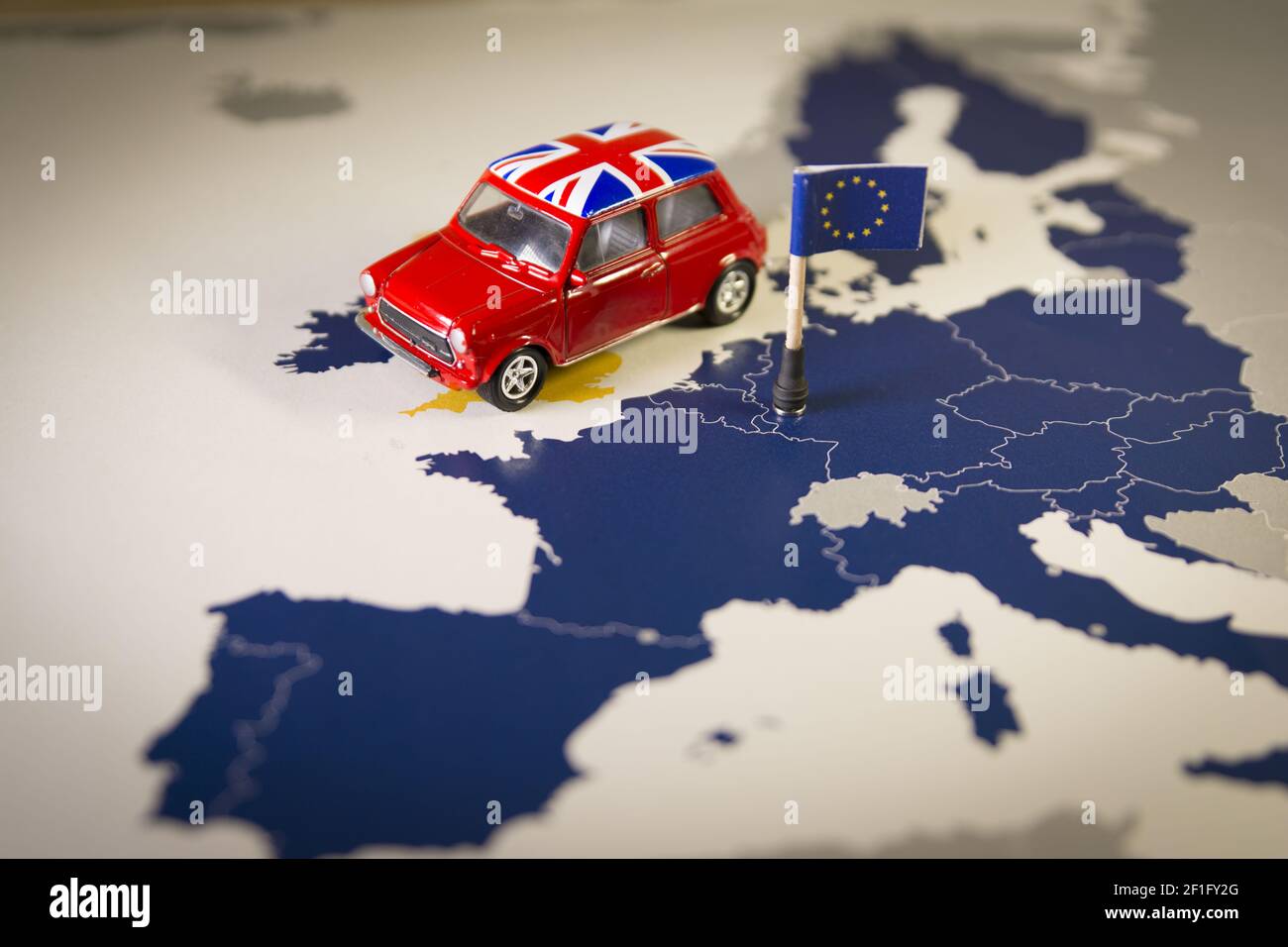 Voiture vintage rouge avec Union Jack flag sur une UE la carte et drapeau. Banque D'Images