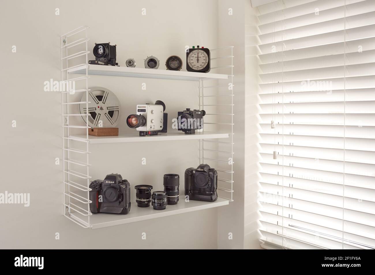 Photographie de divers appareils photo de collection sur une étagère de tomado blanche. Banque D'Images