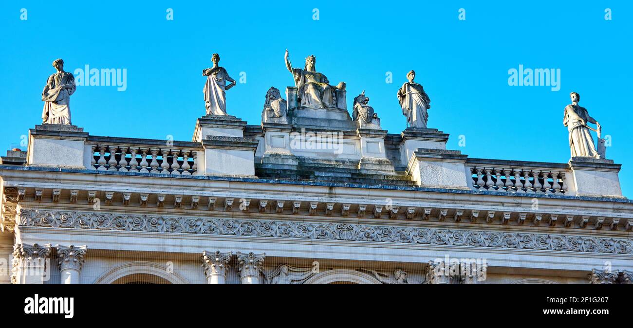 Statues de Britannia et de ses compagnons par Henry Hugh Armstead et J. Birnie Philip sur la façade supérieure du Bureau des Affaires étrangères et du Commonwealth surplombant Whitehall. Banque D'Images